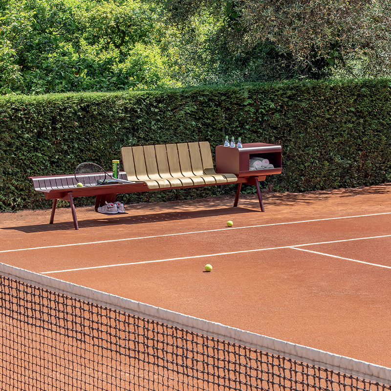 Campo da tennis con sedia d'arbitro e panca della collezione Ace