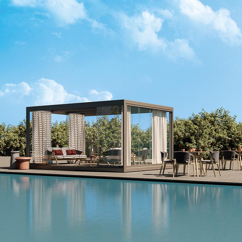 Pergola Eivissa di Ethimo, a bordo piscina con area lounge e area dining 
