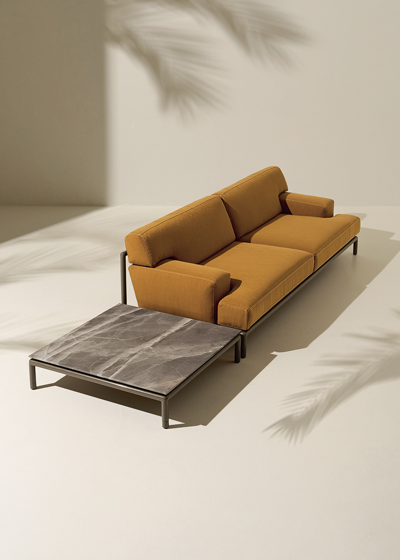 Divano della collezione Lodge con tavolino da caffè in marmo Fiori di Bosco