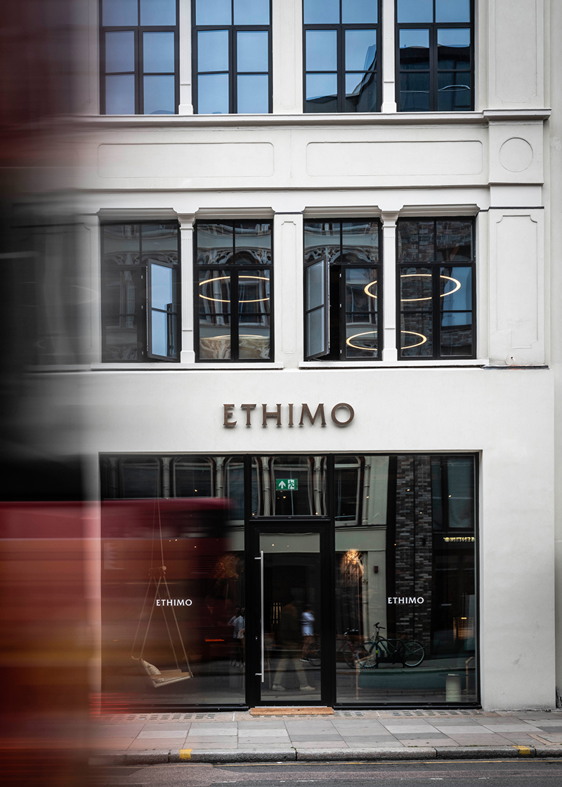Facciata esterna dello showroom Ethimo a Londra
